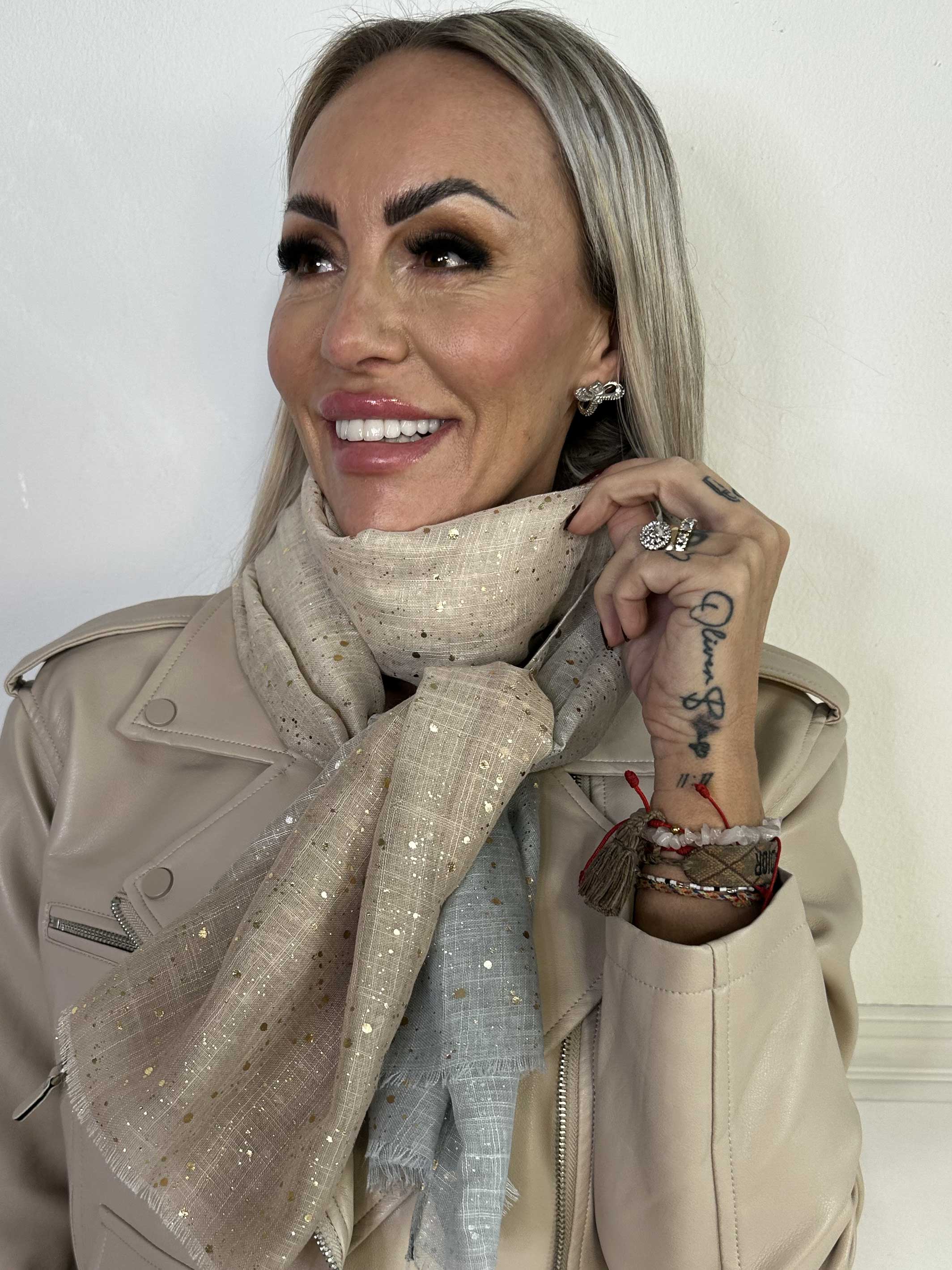 Eliza - Let tørklæde med guld detaljer